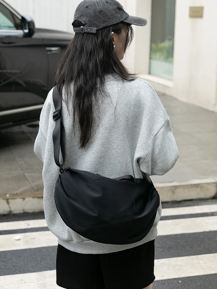 ジャケットに合うバッグは、本当に「シンプル」が勝る？