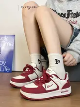ワインレッドカラーの女性用スニーカー【おしゃれで足を引き立てる・冬用】