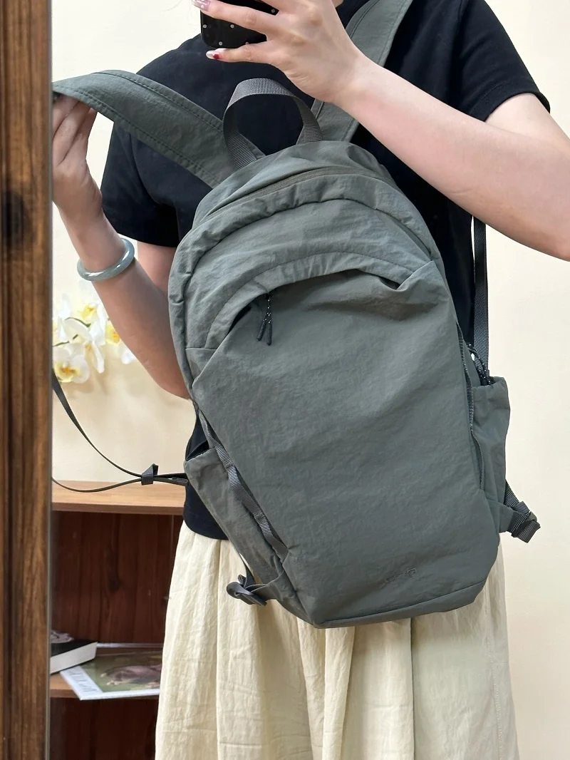 アウトドア用軽量登山リュック：大容量と快適な背負い心地が旅行やサイクリングに最適