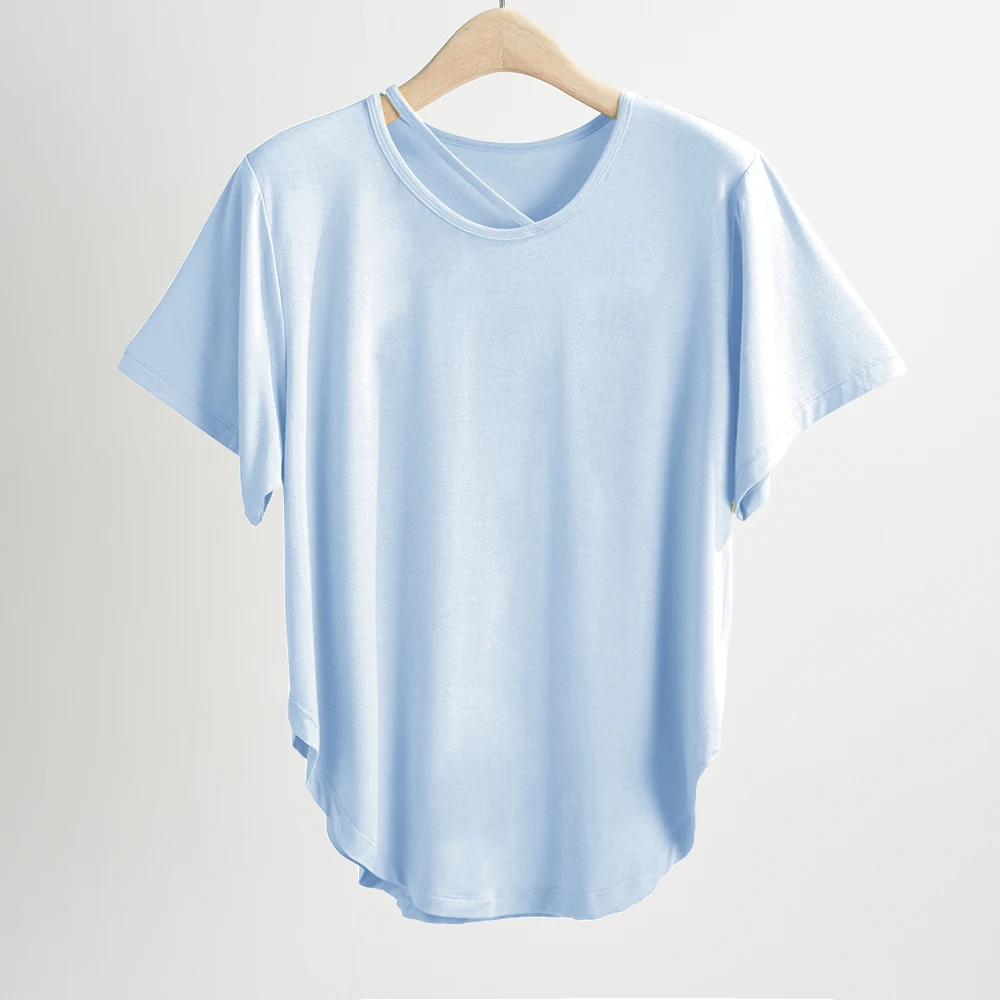ストリートファッションの本質とは？ピンクTシャツで学ぶ自然なスタイル