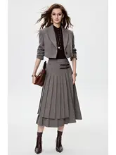 モカカラーのショートジャケットと中長丈プリーツスカート【デザイン性の高い女性用】（セットアップ対応）