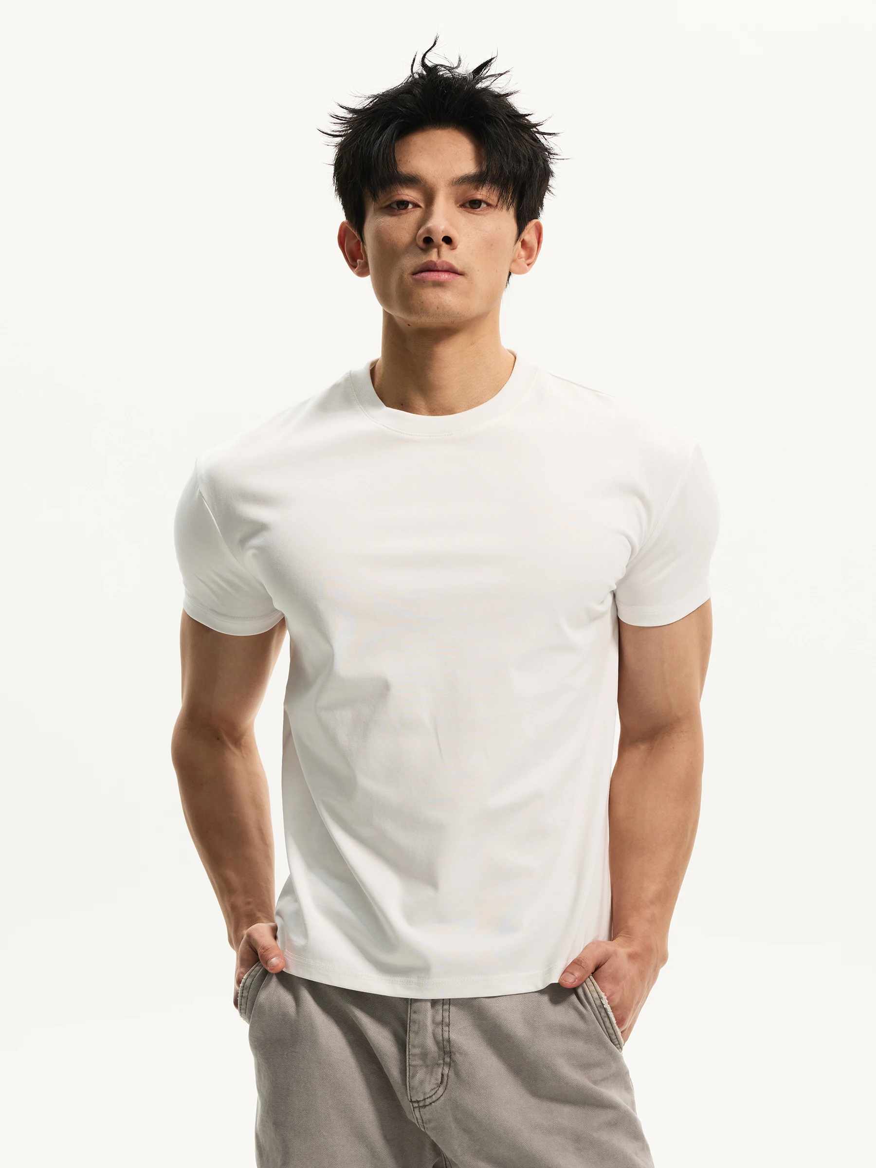 夏のTシャツに悩む男性、どう選ぶ？