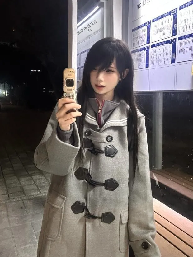 水手襟デザインのクラシックコート：ナチュラルなシルエットと機能性を兼ね備えたスタイリングソリューション
