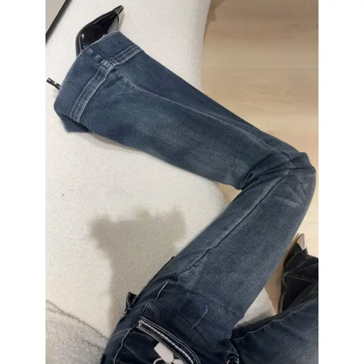 深い青色のフレアデニムパンツ【低ウエスト・スリムフィット・レトロスタイル】