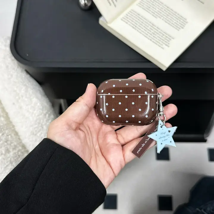 秋冬向けにぴったり！ブラウンベースの星柄AirPods対応保護ケース【衝撃吸収・ワイヤレスデザイン】