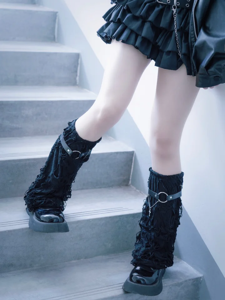 独自デザインのハンドメイド黒穴あきレッグリング【レッグカバー・ダークカルチャー】