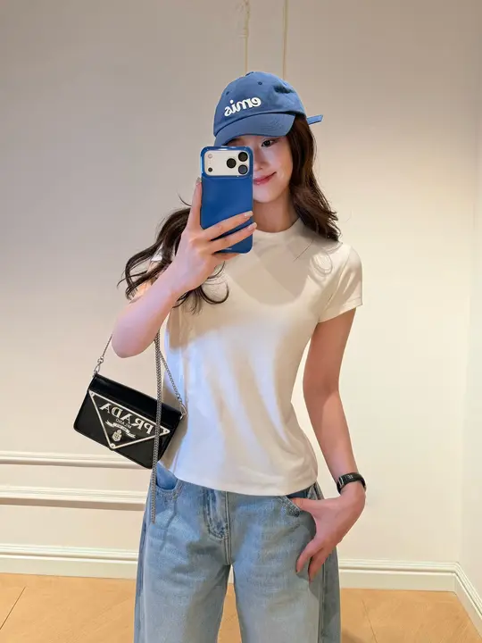 フィット感のある白いラウンドネック短袖Tシャツ【女性用・スリムシルエット・ベーシックデザイン】