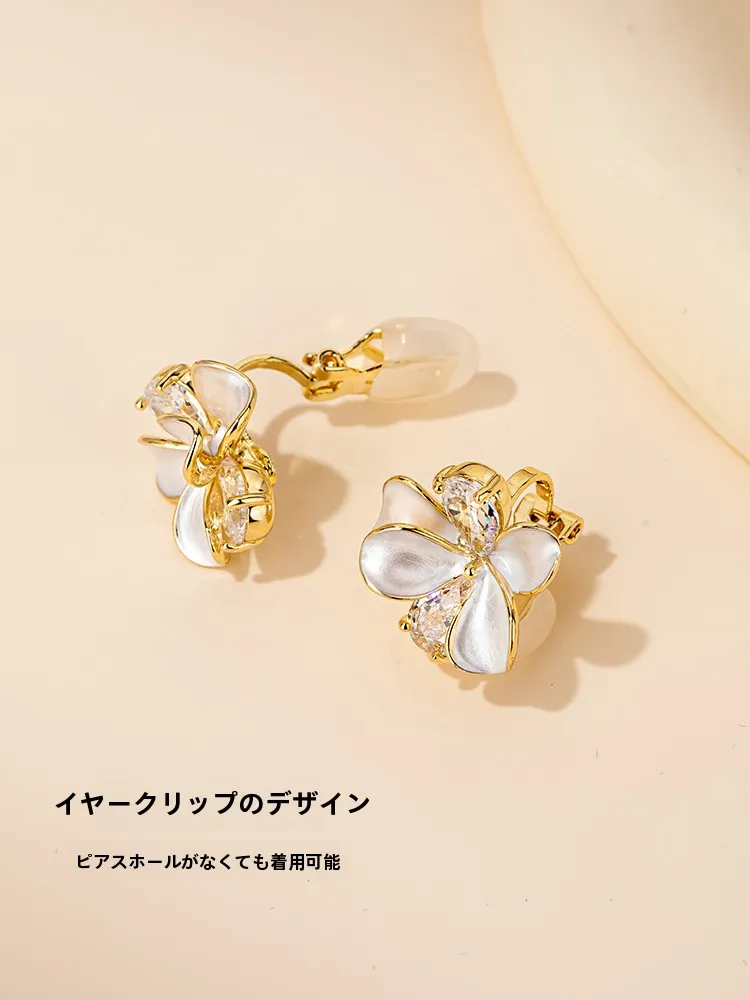 耳 ポンポン 花柄イヤクリップ：気品あるデザインで日常に融合する耳飾り