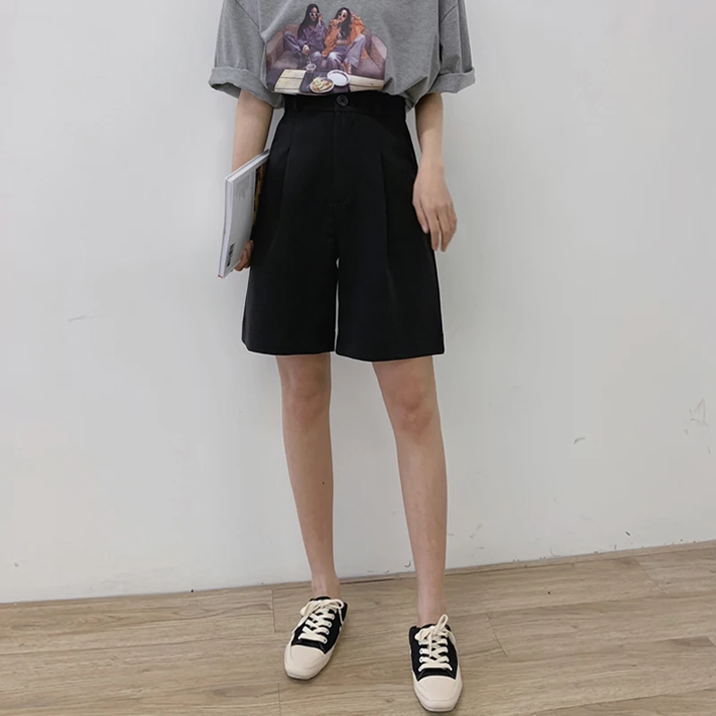 黒のテーラードショートパンツ：高腰Aラインでカジュアルな通勤スタイルを実現