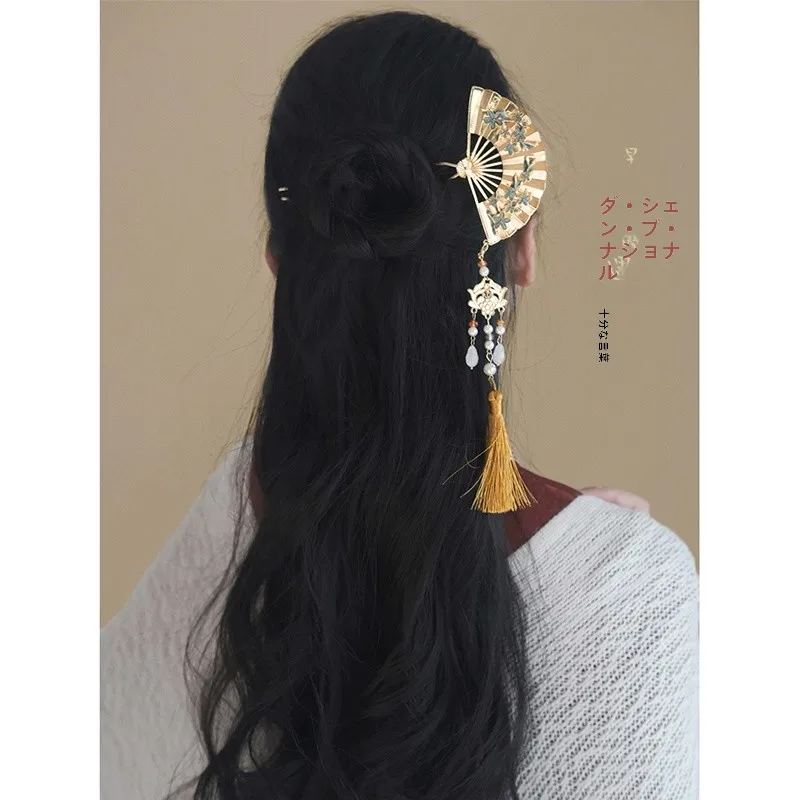 お宮参りにぴったりの髪飾りは？赤い扇子型ヘアピンがなぜ人気なのか