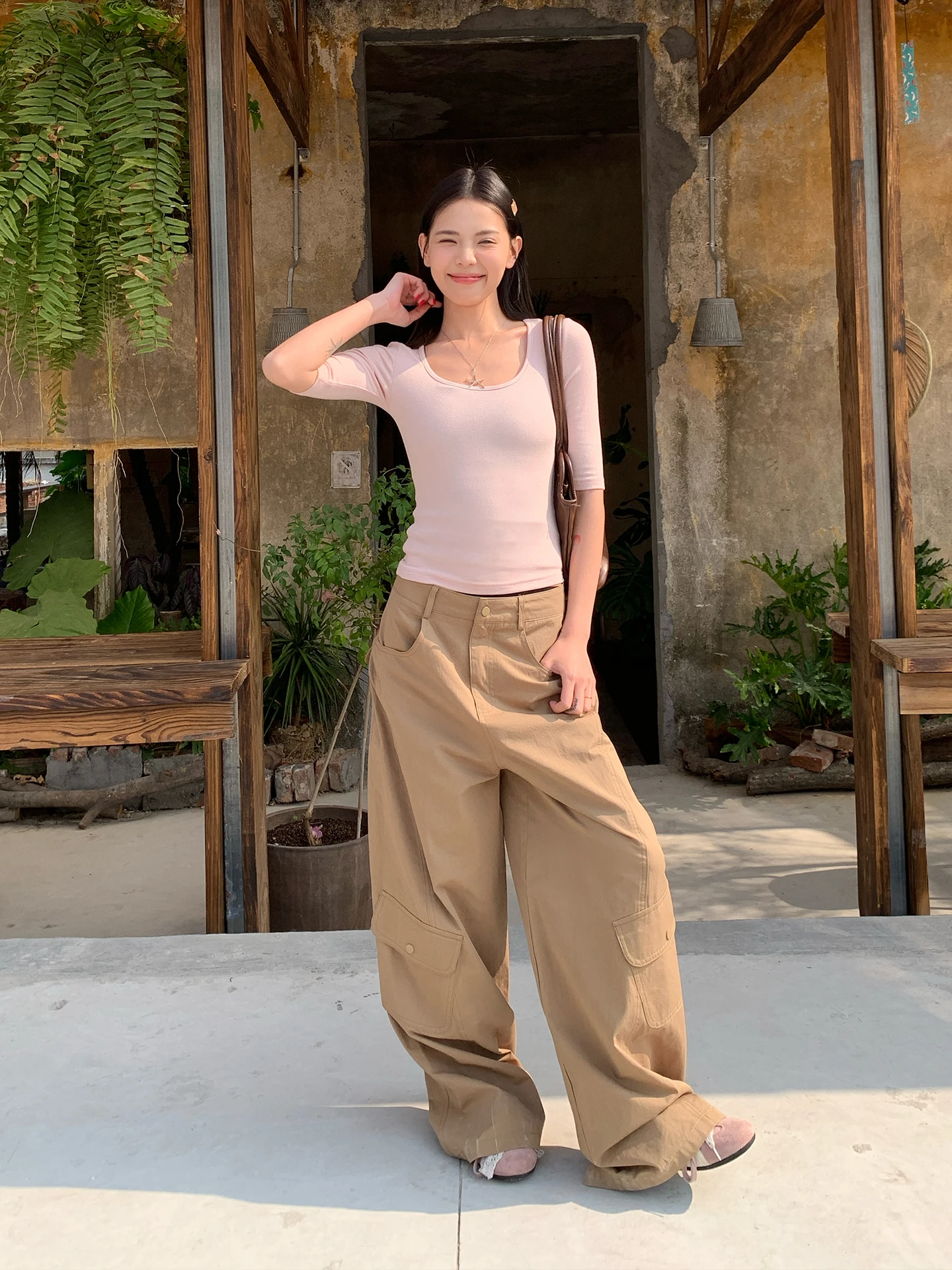 5部袖Tシャツの特徴と着用シーン：宋正恩のピンクUネック五分袖Tシャツが解決する通勤ファッションの課題