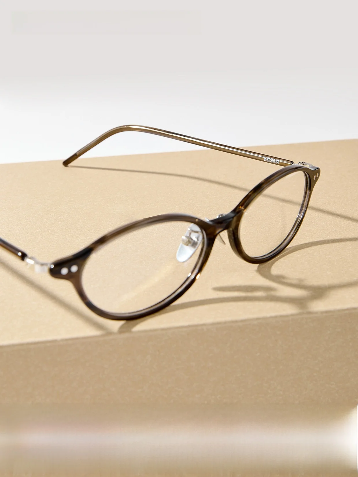 40代の若く見えるメガネは100均老眼鏡より、レトロ風べっ甲柄メガネがおすすめ？