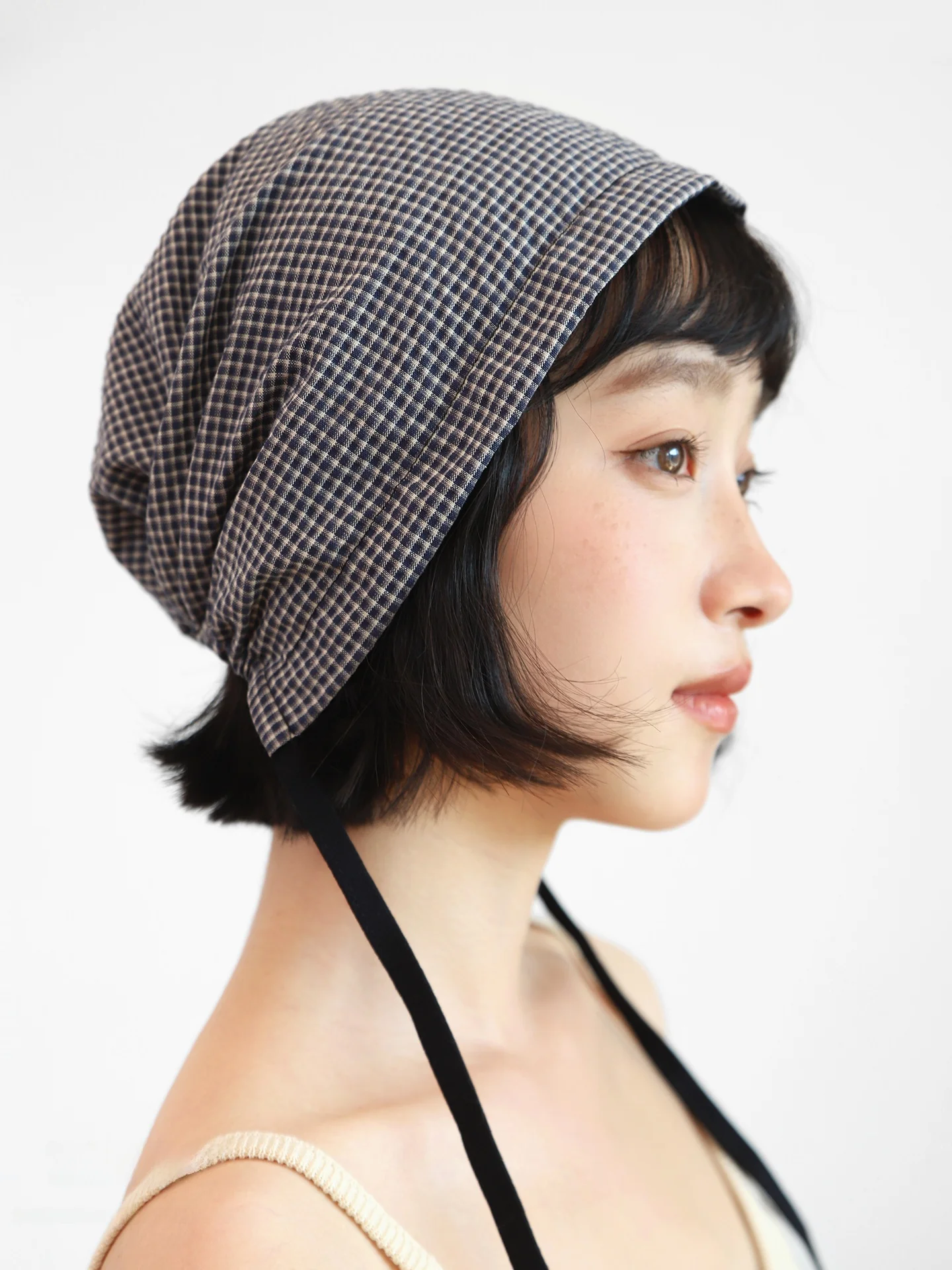 チェック柄の女性用メッシュキャップ：春夏に最適な通勤スタイルを実現