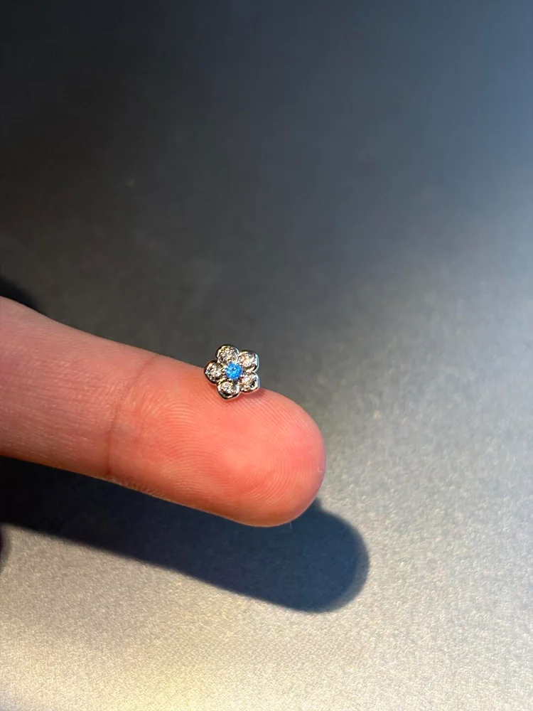 カーブピアスとは何か：S925シルバー製のミニフラワーピアスのデザインと実用性