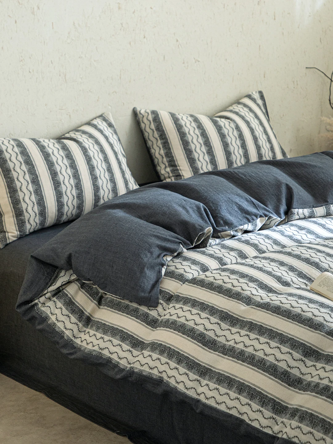 和室の眠りをどう変える？侘び寂びのコットンリネン寝具がもたらす、心の落ち着きとは