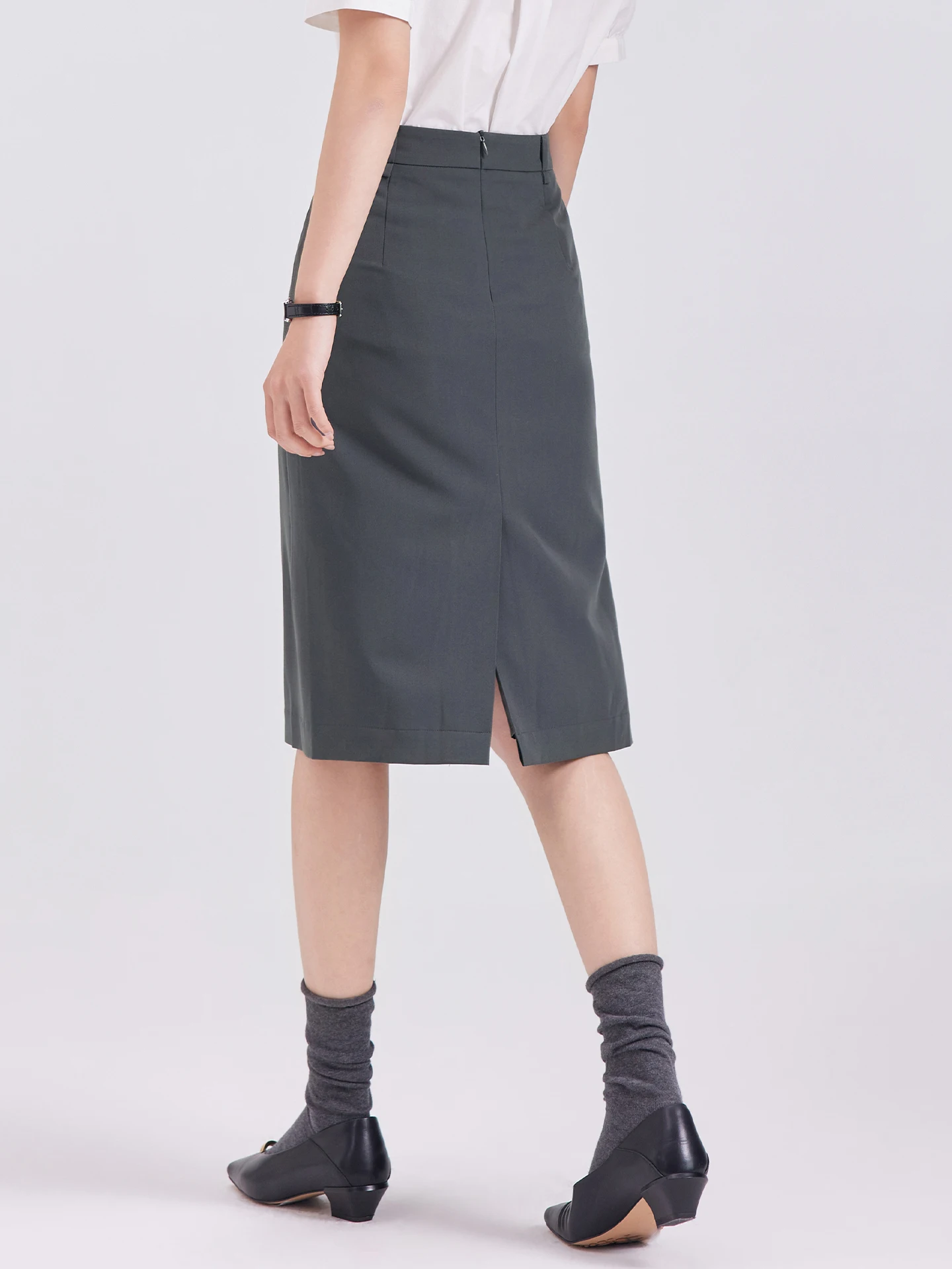 40代研修にふさわしい服装女性：グレーのストレートスカート【ビジネス・面接向け】