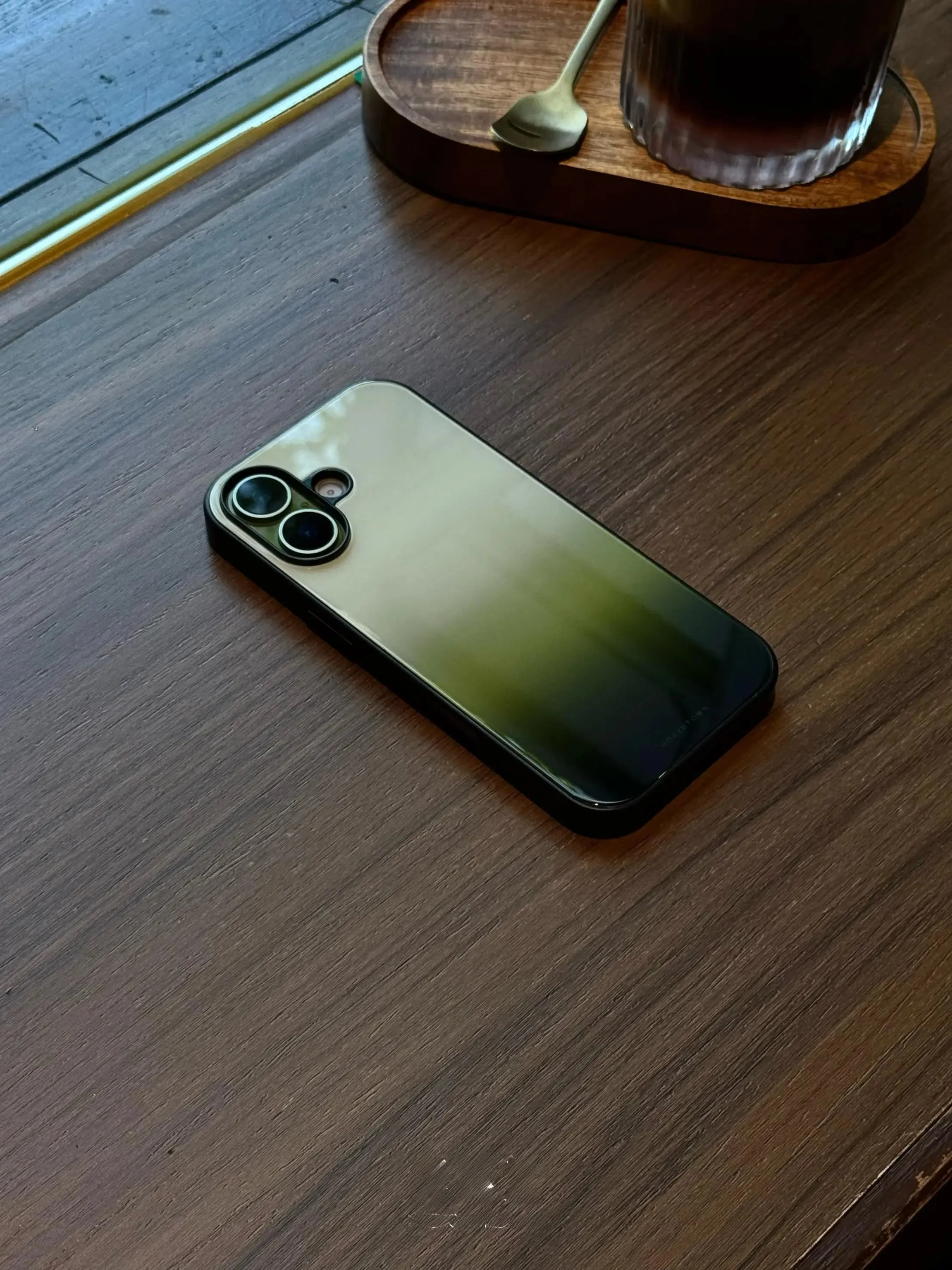新中式デザインのiPhoneケースはベタベタしないか？滑り止めと全包囲構造による実証