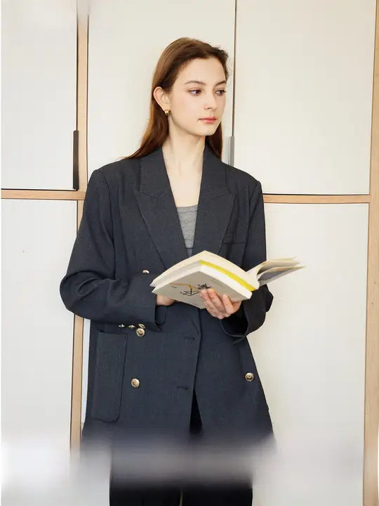 レトロ風 ダブルブレスト金ボタン グレーのカジュアルブレザー【トレンチカラー・ゆったりフィット・通勤用】