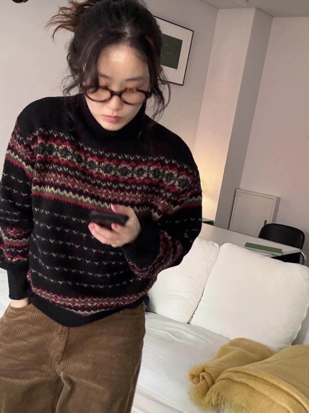 ツイード ニット と ニット の違いは？レトロなジャカードデザインのハイネックニットで解決する