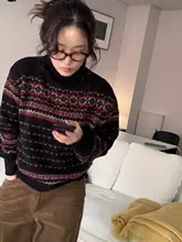 レトロなジャカードデザインのハイネックニット