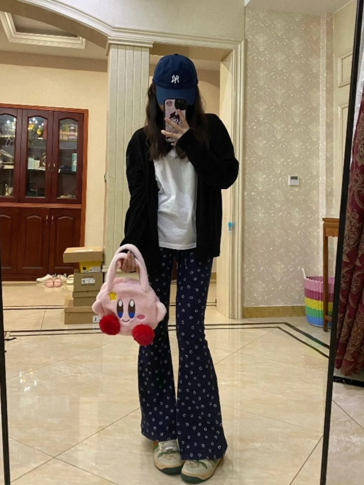 ライブパンツをどう選ぶ？デザイン性のあるブルーの笑顔プリントフレアパンツが通勤とアクティブを両立する理由