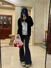 デザイン性のあるブルーの笑顔プリントフレアパンツ【細身・カジュアル・アクティブ対応】