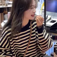 ストライプデザインのクルーネックニットトップス【レディース・長袖・秋冬用】