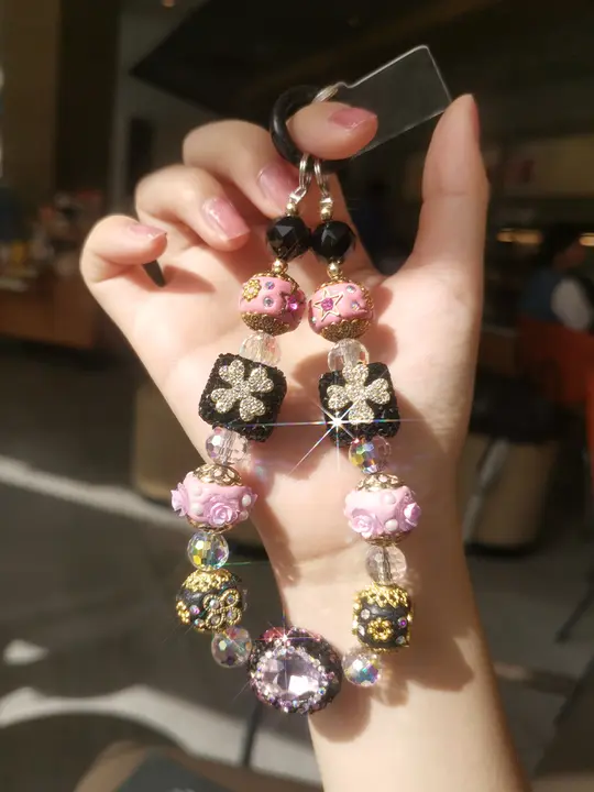 豪華な水晶ディテールの幸運花モチーフのカメラストラップ【手作り・ビーズチェーン・デザイン性高い】