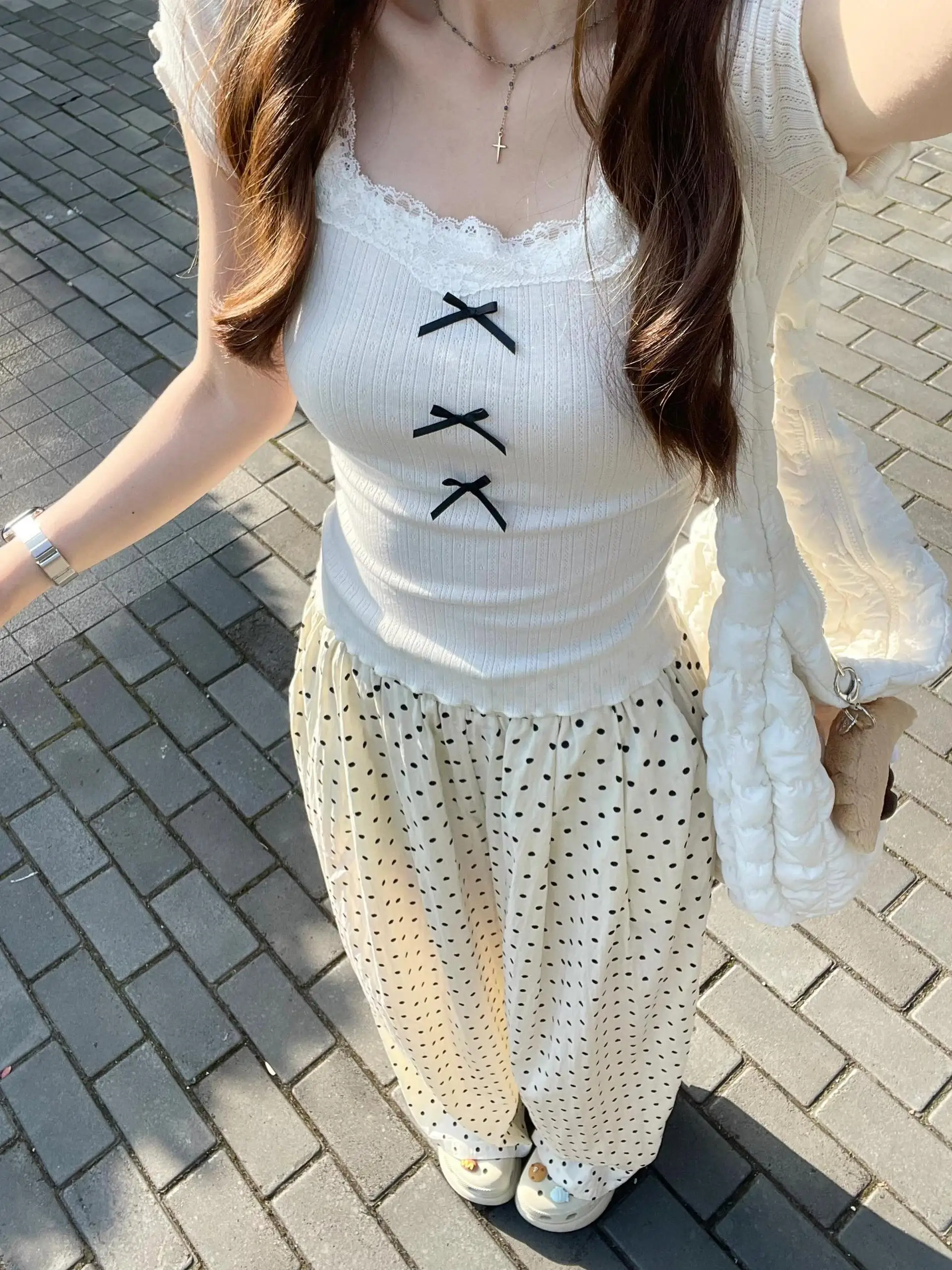 スライディングパンツとタイパンツの違いは？ポルカドットワイドパンツが通勤スタイルを救う理由とは？