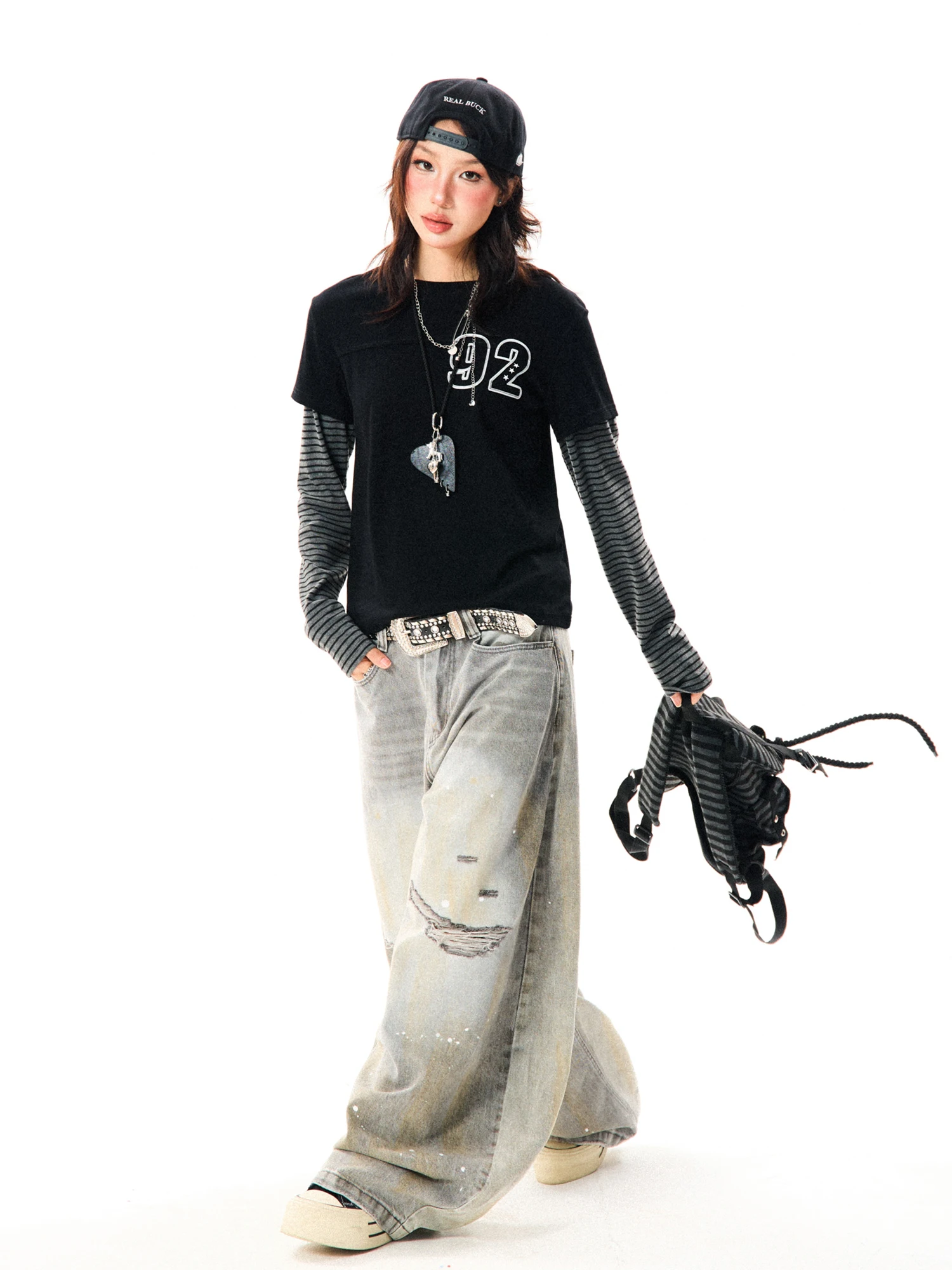 ストライプ柄のTシャツで、日常の無機質さをどう打破する？