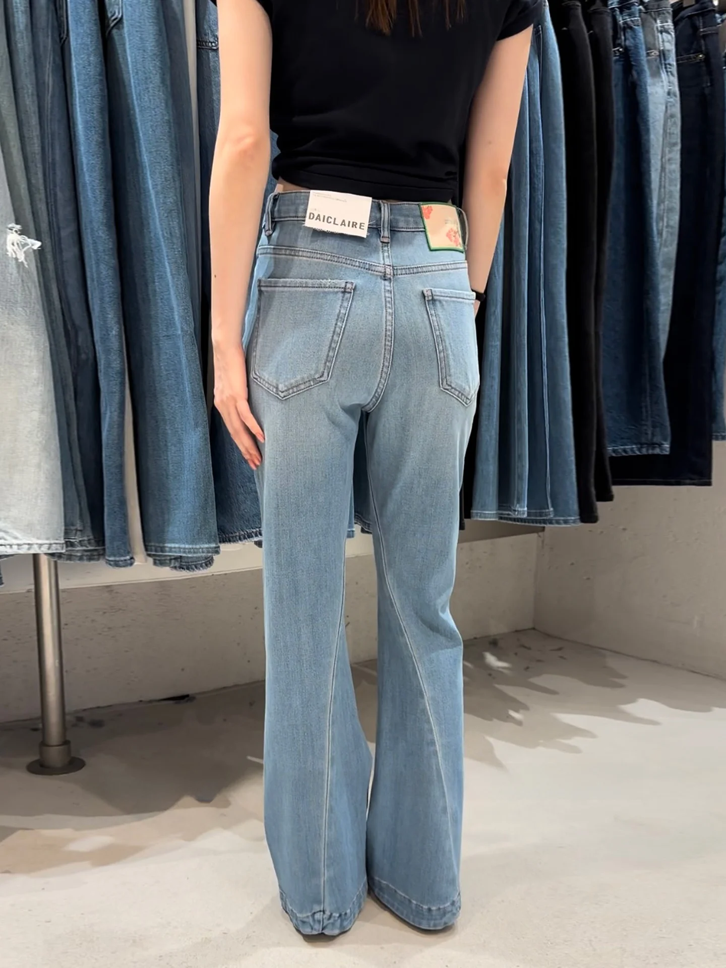 フレアデニムパンツ：ハイウエスト・薄手・ストレッチで夏の日常を快適に