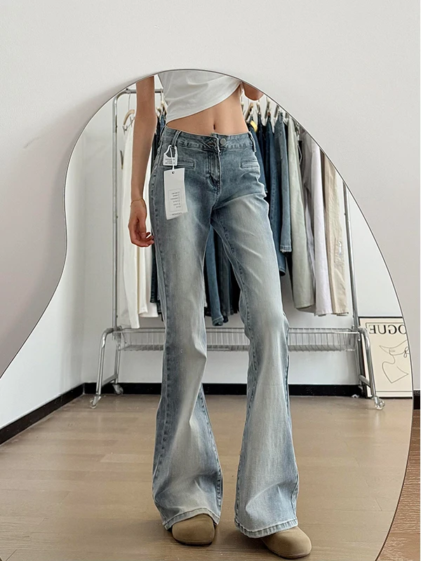 40代のストリートファッションに合う、浅色ローレグフレアデニムパンツは本当に必要？