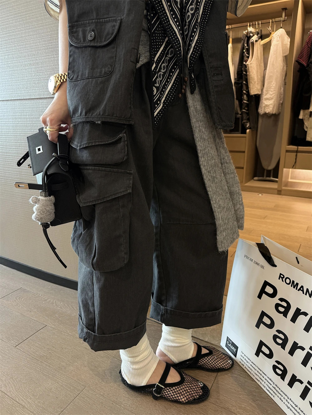 レトロなヴィンテージ風ブラックポケット付きストレートパンツ：ストリートファッションのカジュアルな定義とは