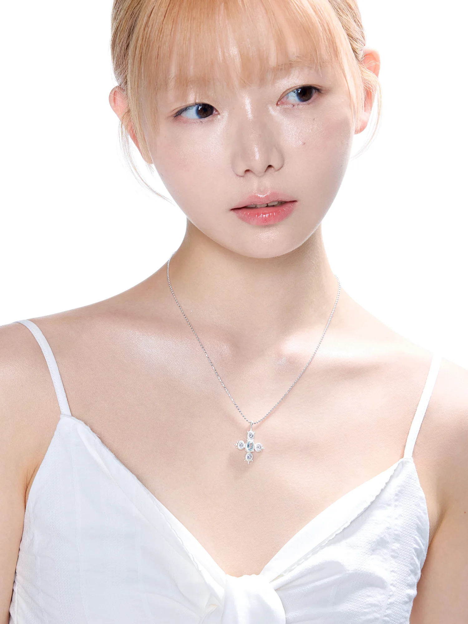 海ブルーの宝石をあしらったクロスネックレス【エレガント・ロックスタイル・細部まで美しいデザイン】