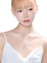 海ブルーの宝石をあしらったクロスネックレス【エレガント・ロックスタイル・細部まで美しいデザイン】