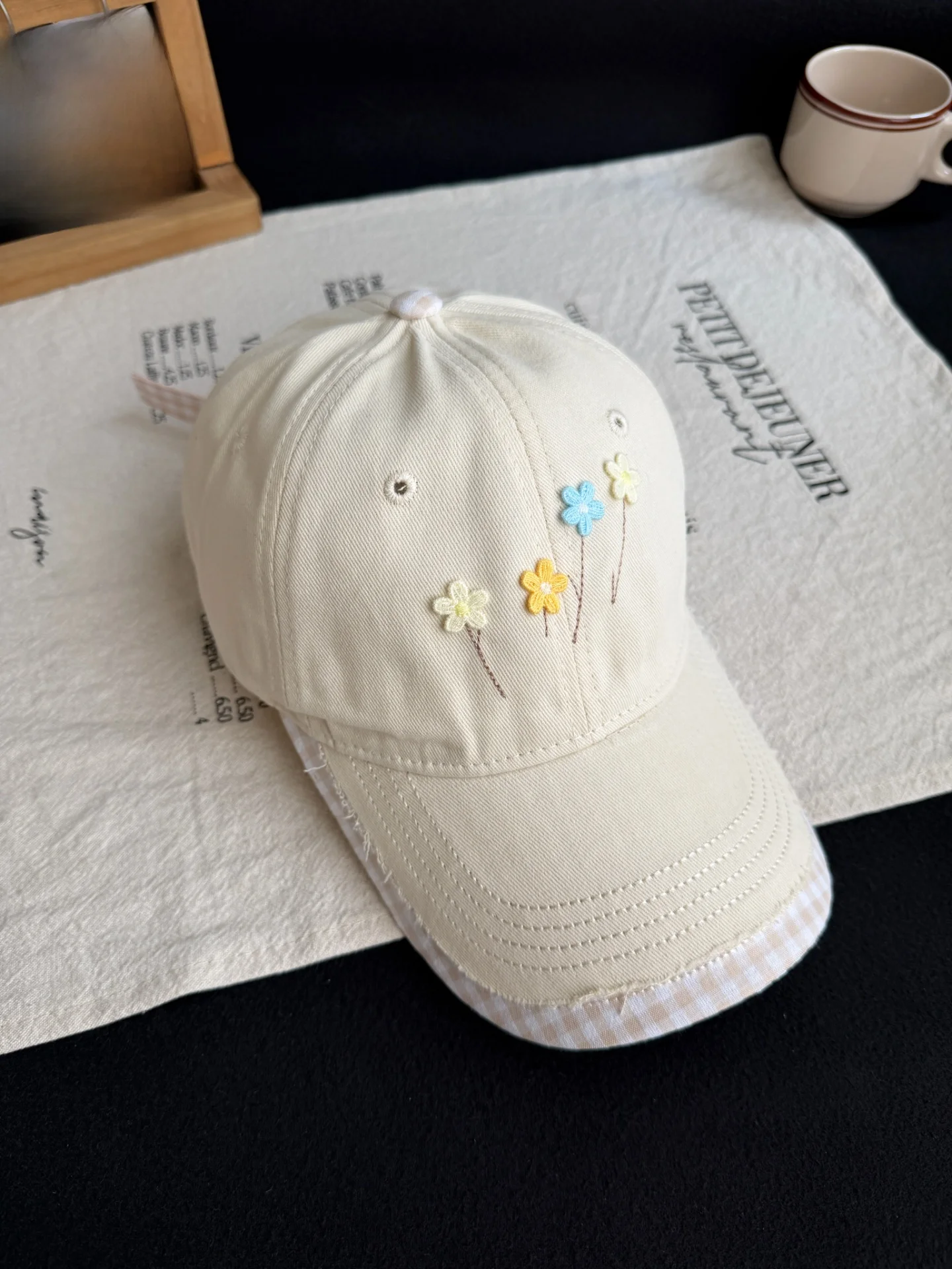 花刺繍のキャップ：カラフル・ユニセックス・広めのツバで季節を問わずスタイリング