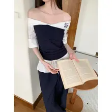 スポーティーで清楚なデザインのオフショルダーとフリルパンツのセットアップ（セットアップ対応）
