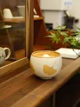手描きの陶器製コーヒーカップ【銀杏デザイン・釉下彩装飾・ギフトにも最適】