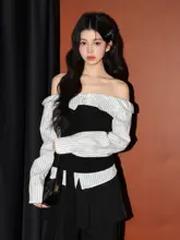 ストライプ柄の一字肩シャツ【デザイン性とスタイルアップ】