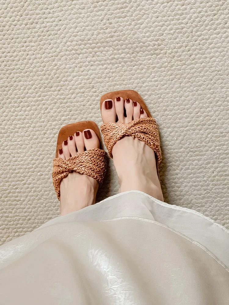 50代の女性が長時間歩いても疲れない、足が楽なサンダルはどう選ぶ？