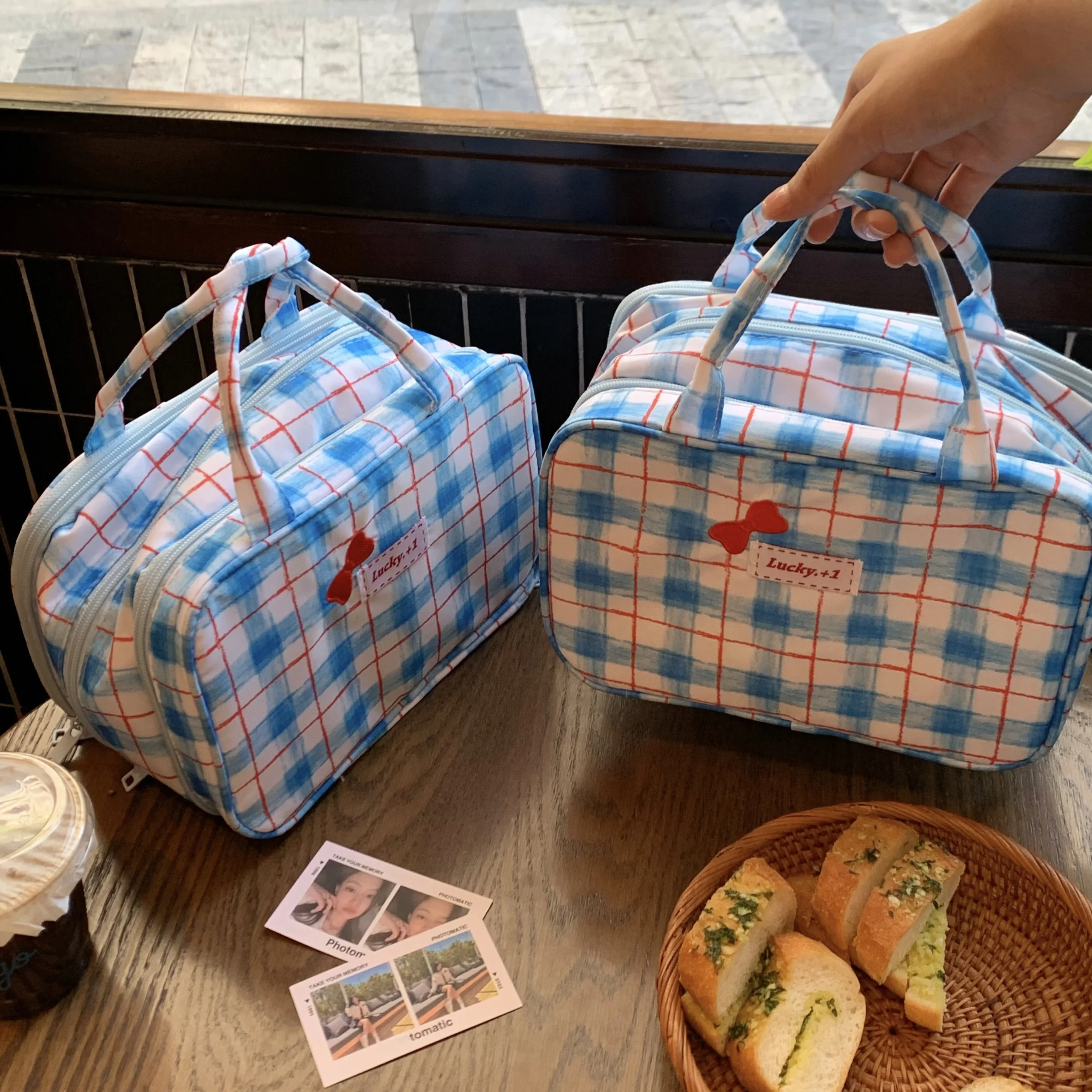 ポリエステル バッグとナイロン バッグの違いは？三層構造の化粧ポーチが解決するリアルな悩みとは