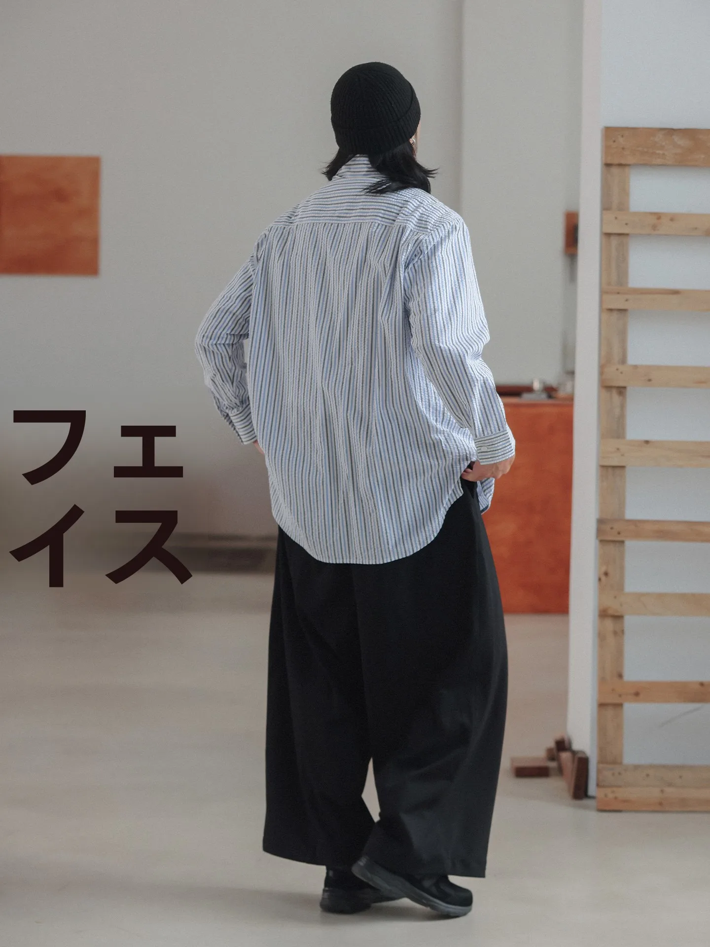 男 ロングヘア が上品に見える条件は？青ストライプの長袖シャツで解決するリアルなスタイルバランス