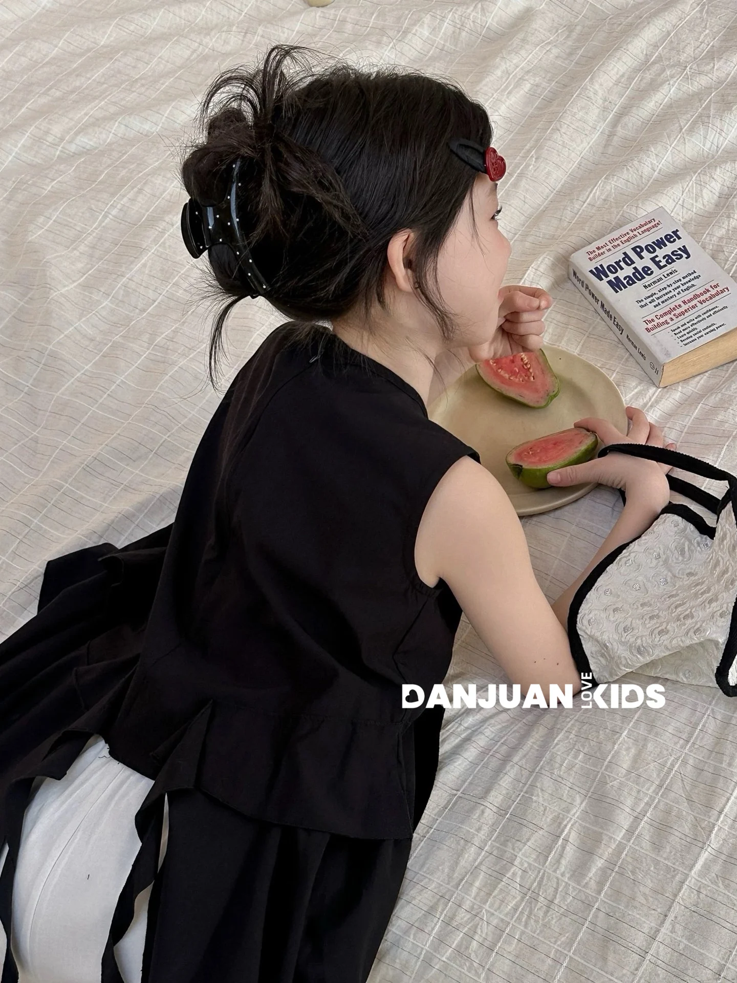 黒のズボンに合う夏のトップスは、これで決める？