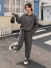 感あふれるグレーのスウェットとワイドパンツの組み合わせ（セットアップ対応）