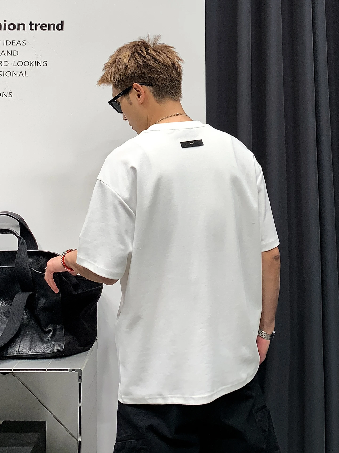 メンズTシャツはどんなデザインがおすすめ？シンプルなデザインが通勤や日常に最適な理由