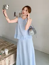 浅い青の木の葉のようなデザインの女性用トップスとスカートのコーディネート（セットアップ対応）