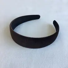 シンプルなデザインのベロア素材ヘアバンド【幅広・多用途】