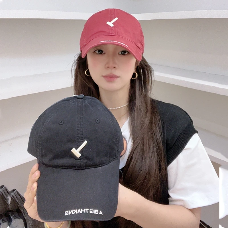 キャップ女子が選ぶ、冬の通勤と旅行で使える1本のベストアイテムは？