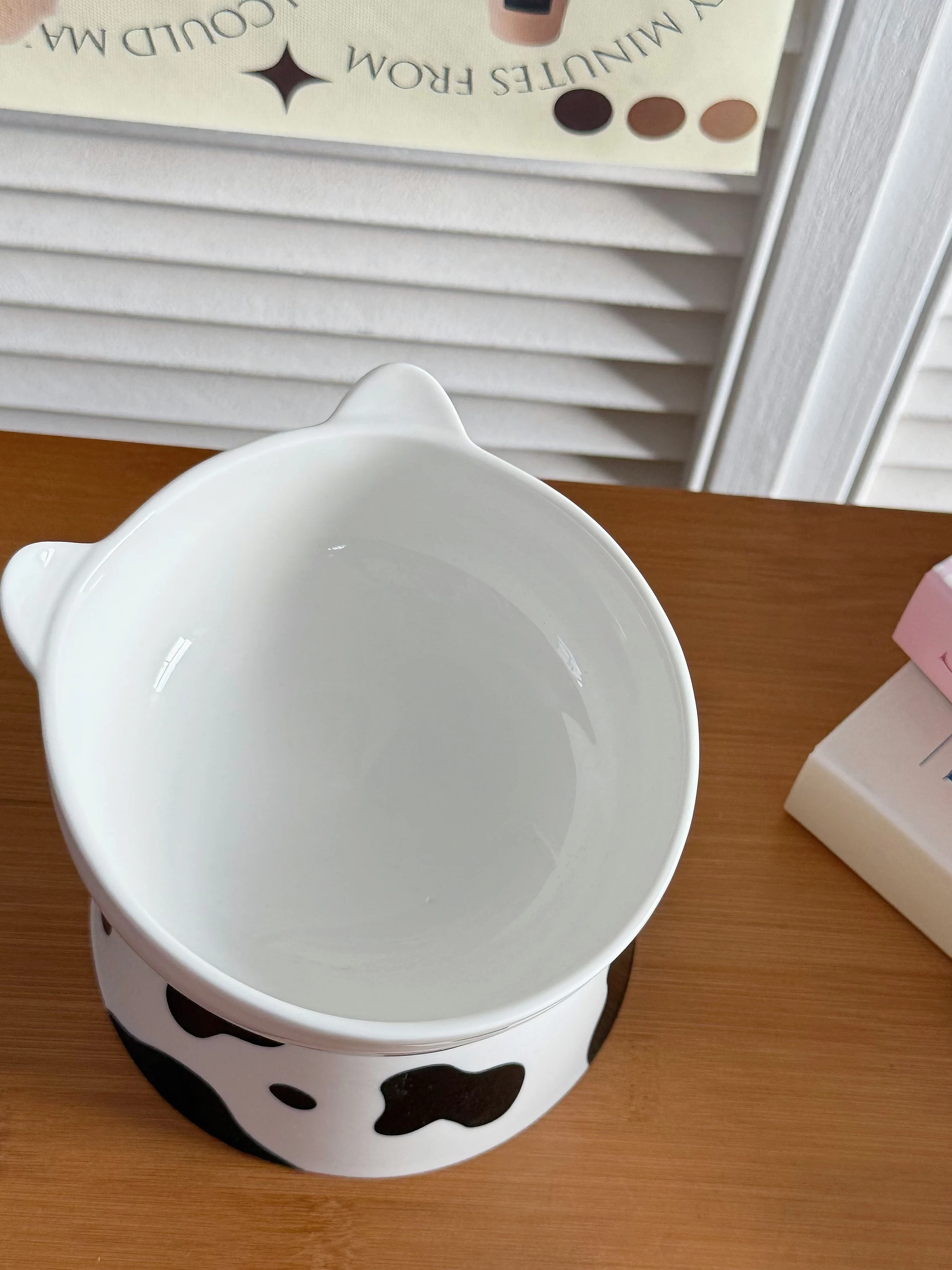 ペット用陶器製猫用高脚斜口食器：飲食両用で衛生性と使いやすさを実現