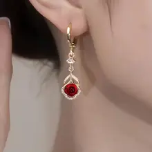 エレガントな花モチーフのロングピアス【レッド・ローズデザイン】